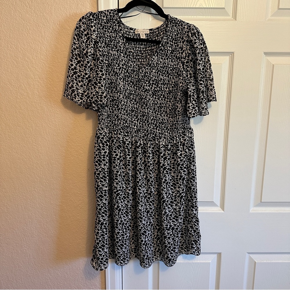 5 for $40. Bundle & Save! Black and white cap sleeve mini dress, size medium